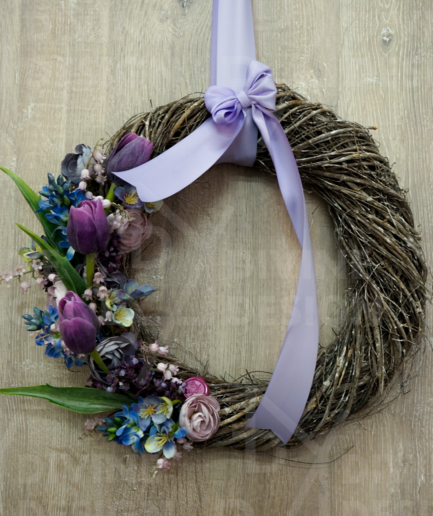 Jarní věnec na dveře - tmavě fialové tulipány