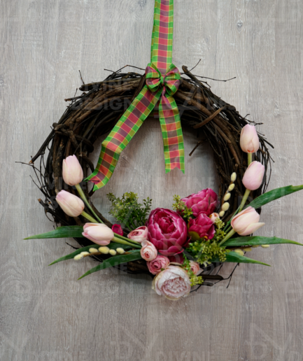 Jarní věnec na dveře - tmavě růžové pivoňky