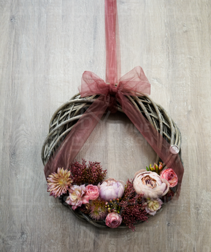 Jarní věnec na dveře - mix květin s organzovou stuhou