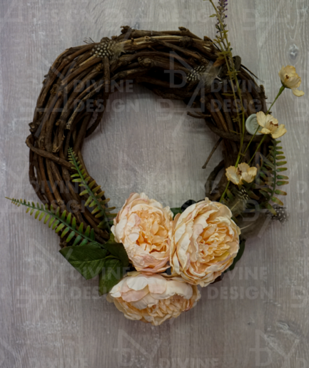 Jarní věnec na dveře - žluté pivoňky s peříčkem