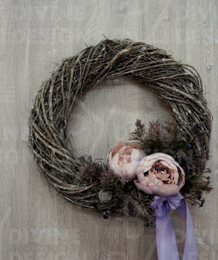 Jarní věnec na dveře - fialové pivoňky