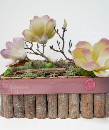 Dřevěný truhlík s magnólií