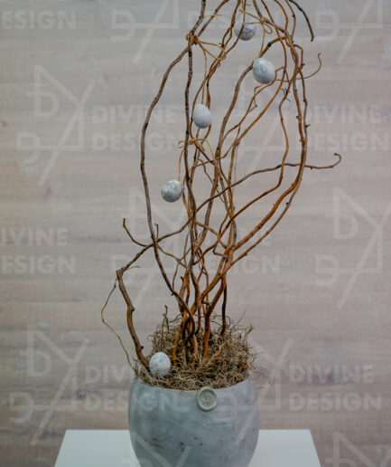 Velikonoční dekorace v betonovém květináči